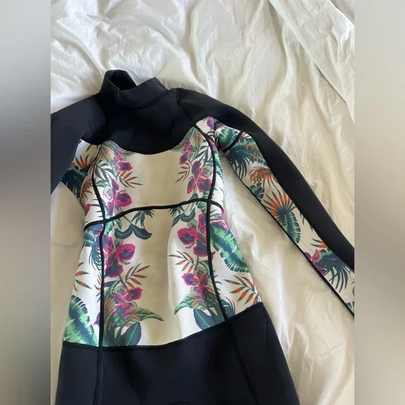 Roxy Wetsuit - size 6 - Picture 3 of 6
